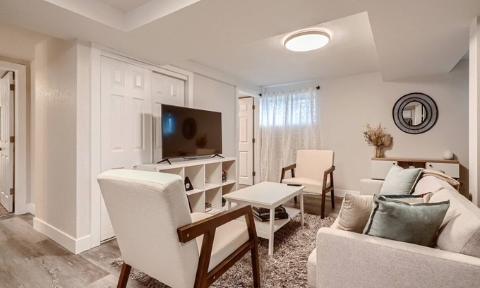Valverde House | Cheerful 2-Bedroom Space 4 Miles from Downtown
