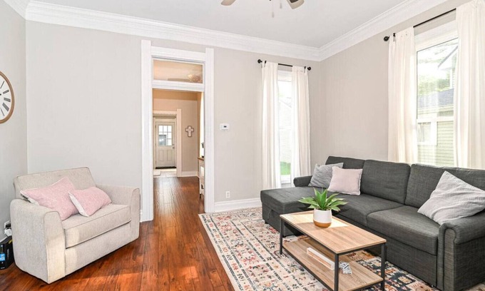 Noblesville Apartment | Cheerful 2-bedroom Cottage in Downtown Noblesville