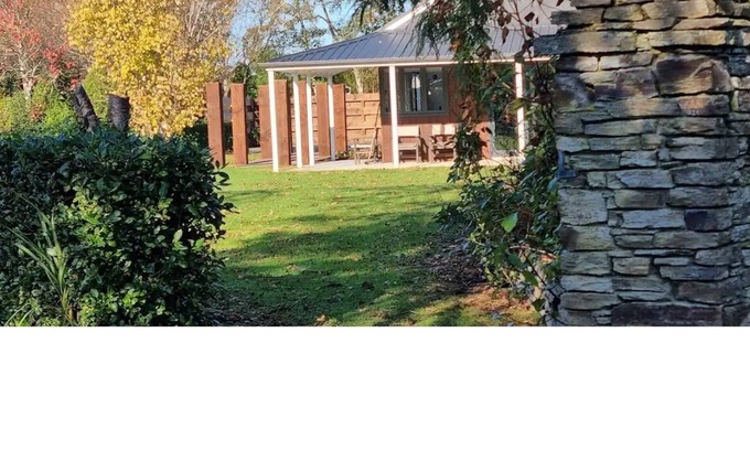 Otatara Villa | Cheerful 2-bedroom villa garden setting near beach
