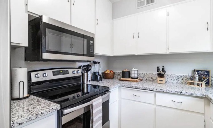 Fresno House | Cheerful 2B/1B Home in Prime Location-Free Parking