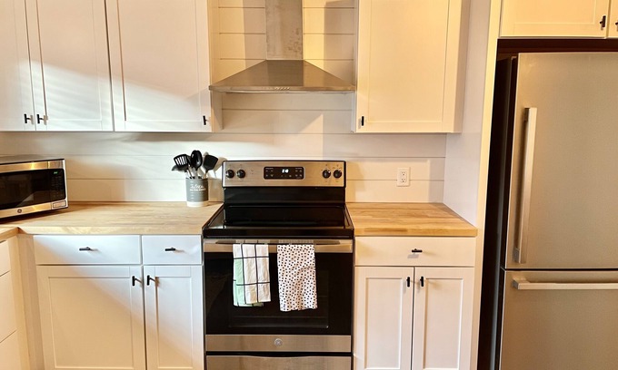 Newberg House | Cheerful 3-Bed Bungalow, Close to Downtown Newberg!