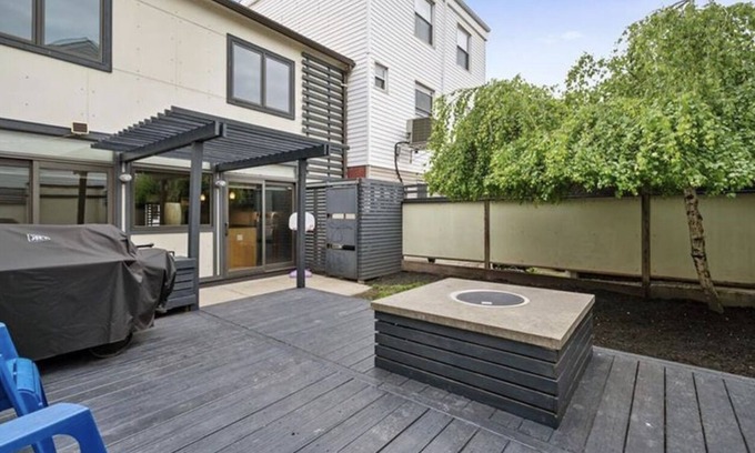 South Side Flats House | Cheerful 3 bed room home close to restaurants & bars.