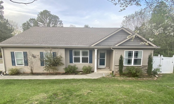 Taylors House | Cheerful 3 bedroom 2 1/2 bath private home with a pool
