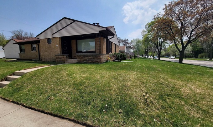 Milwaukee House | Cheerful 3 bedroom home with garage parking