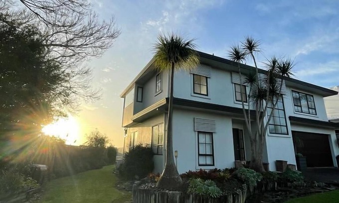 Bucklands Beach House | Cheerful 3-bedroom home on a cliff next to water