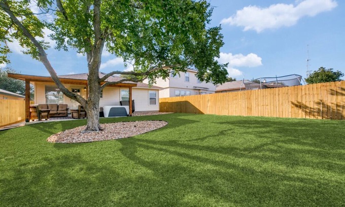 West San Antonio House | Cheerful 3 bedroom with hot tub - next to Sea World, near Lackland AFB.