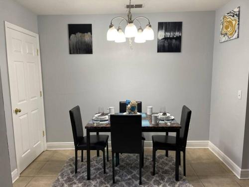 Tallahassee House | Cheerful 3-bedrooms with free parking on premises