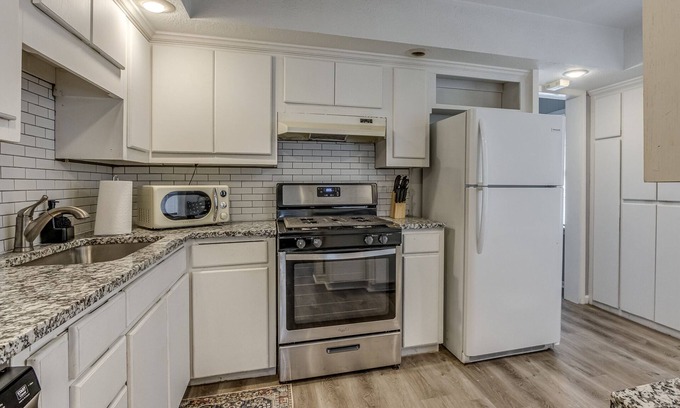 Midwest City House | Cheerful 3Bed 2Bath Home with Free Parking