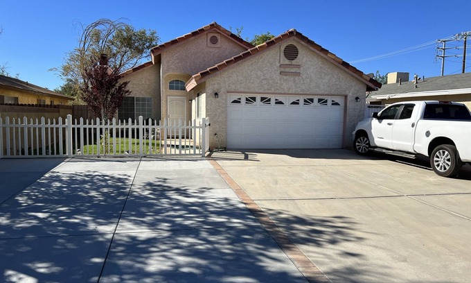 Quartz Hill House | Cheerful 3BR 2BA Sauna: Spa: Pool/P-Pong Table+ More