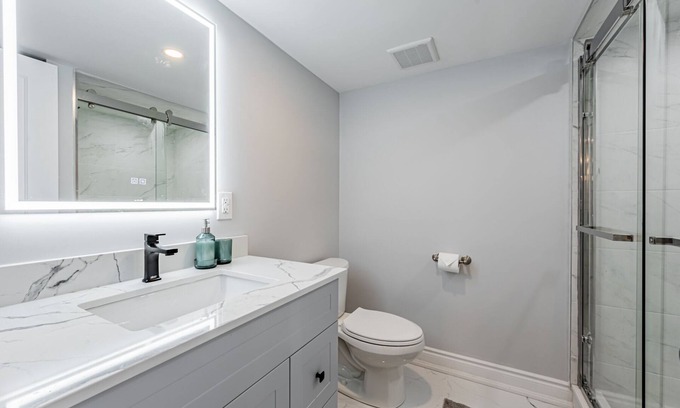 The Queensway House | Cheerful 4 Bed 2 Bath in Downtown Etobicoke