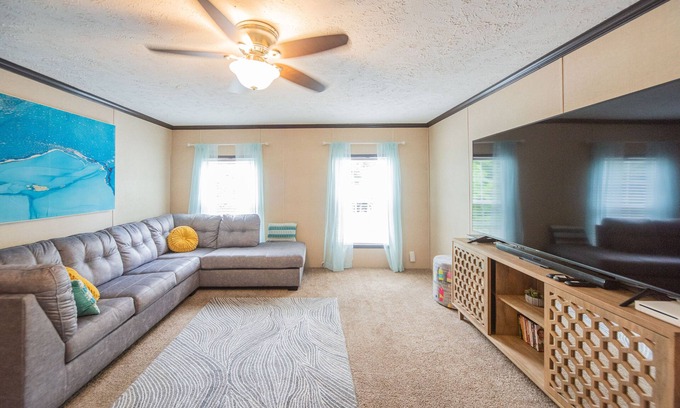 Benton House | Cheerful 4 bedroom cottage on Kentucky lake