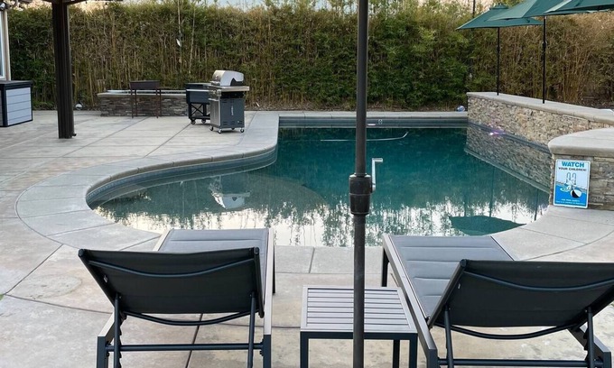 Greenacres House | Cheerful 4-bedroom home with pool