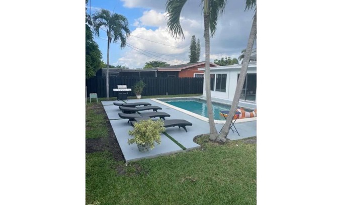 Sunrise House | Cheerful 4bd with pool near Beach Stadium Casino +