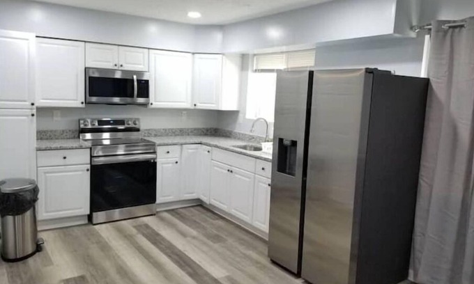 Waldorf House | Cheerful 6 bedroom House with free parking wldf