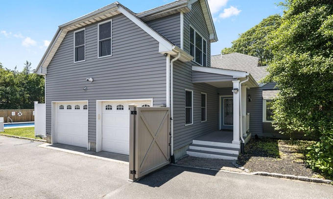 Hampton Bays House | Cheerful 6-bedroom residential home with pool and jacuzzi. Short walk to the bay