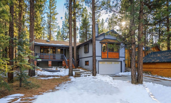 Fox Farm House | Cheerful cabin with Central A/C and Heating, hot tub, game room-pool table +more