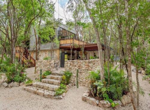 Francisco Uh May Apartment | Cheerful cabin with pool surrounded by nature