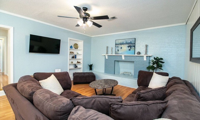 Gainesville House | Cheerful & Charming Stay 3 Miles to UF/Shands/Downtown