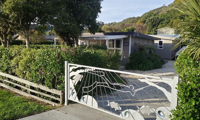 South Bay Cottage | Cheerful Cosy Cottage in South Bay, Kaikoura