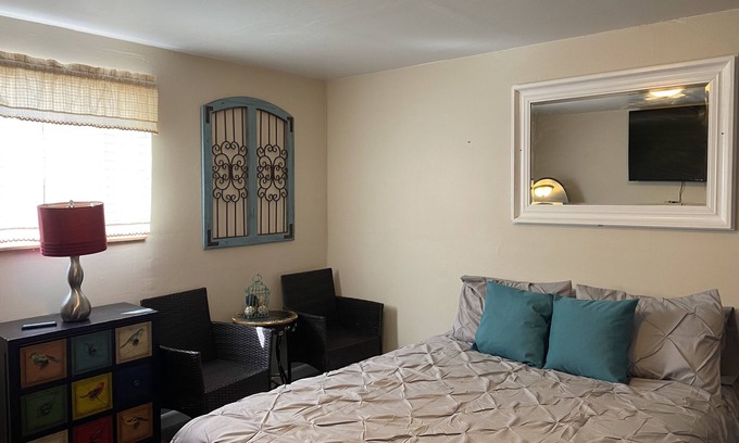 Pueblo Cottage | Cheerful Country Cottage with free parking on premise !
