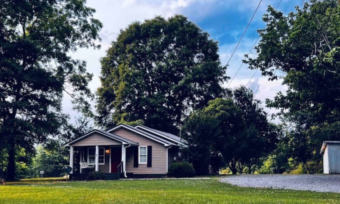 Good Hope House | Cheerful Country Home With Free Parking And Wifi!