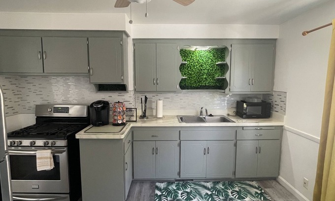 University Heights House | Cheerful Duplex: First Flr/2Bedrooms/Sleeps 6 & FREE Parking