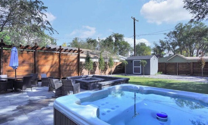Central Colorado Springs House | Cheerful Lake House minutes from all Colorado Springs has to offer!