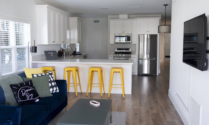 Mid City Apartment | Cheerful Mid-City Gem