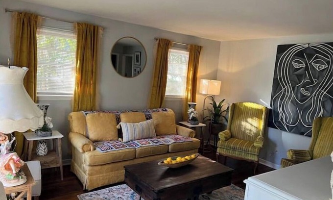 Valdosta House | Cheerful & Peaceful Home near VSU, Downtown, Moody