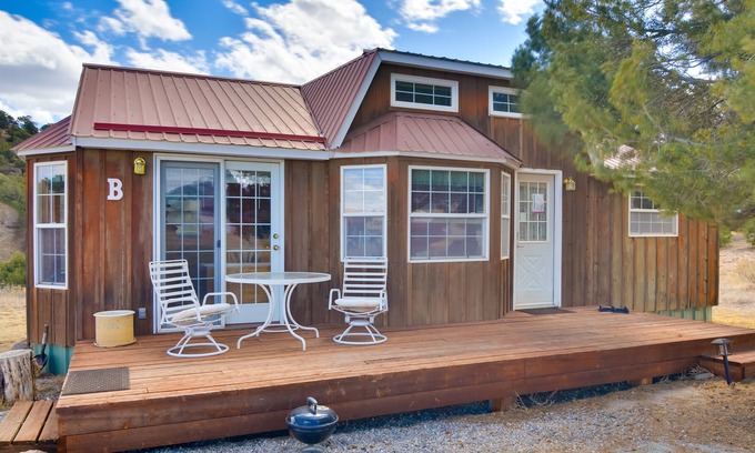 Salida Cottage | Cheerful Salida Cottage: Deck, Farm, Mountain View