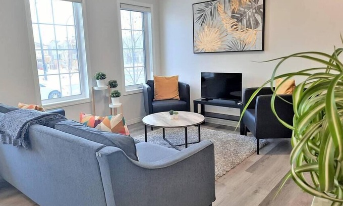 Silverado House | Cheerful Three bedroom Home by Park