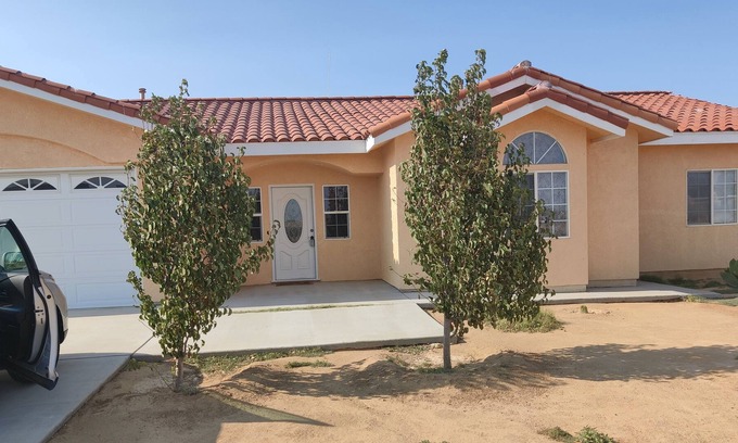 California City House | Cheerful Vacation 4 bedroom Family Home /Pool,Near Race Track, Golf ,Crews,Base.