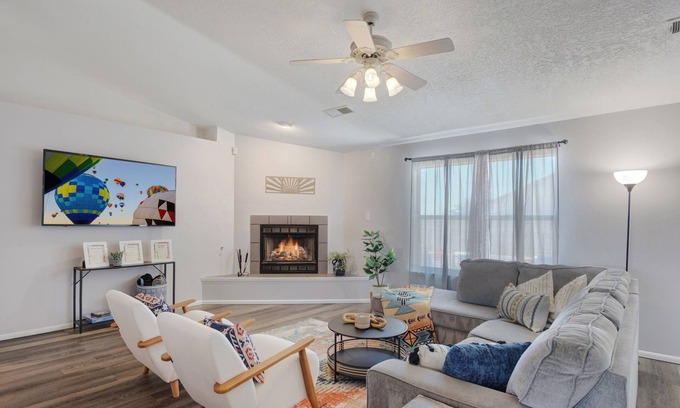 Paradise Hills Civic House | Cheerful Vibrant 3BR - 3TV - Fire pit - Games - Artistic - Fun