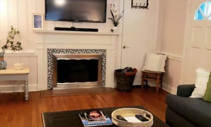 Rocky Mount House | Cheery and bright! Pet friendly!