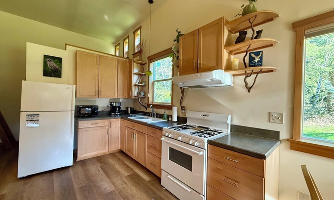 Olympia Apartment | Cheery Loft Apartment close to downtown Olympia with country feel