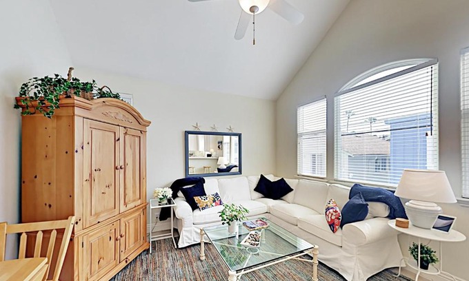 Balboa Island Apartment | Cheery Retreat