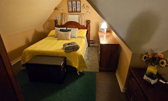 Old North Knoxville Apartment | Cheery Retro: Near Downtown Fun/5 Miles to UT!