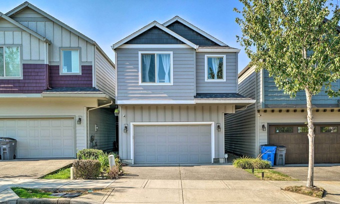 Vancouver House | Cheery Townhome ~ 18 Mi to Dtwn Portland!