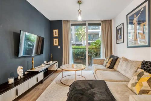 Sands End Apartment | Chelsea Chic: An Upscale and Modern Flat