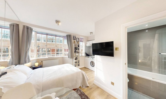 Brompton & Hans Town Apartment | CHELSEA EXECUTIVE CLOISTERS 571 APARTMENT