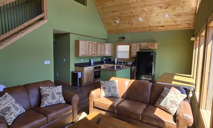 Gatlinburg - Pigeon Forge Cabin | CHERIES CHALET! Hot tub, Gas grill, Quiet, Centrally located,Dogs,AMAZING VIEWS!