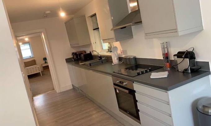 Folkestone Apartment | Cheriton Gardens - Modern 1 Bedroom Apartment In the Heart Of Folkestone