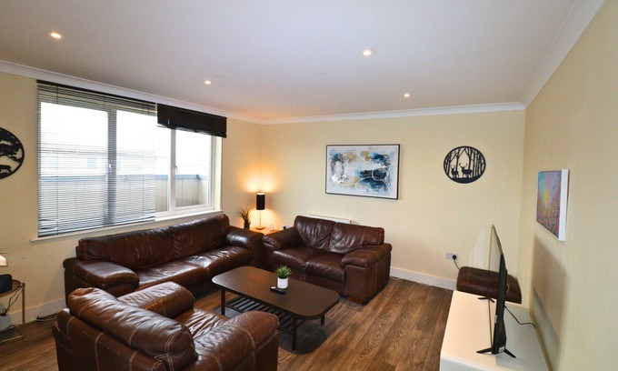 Runnymede Apartment | Chertsey, Spectacular Two Bedroom Rooftop Apartment