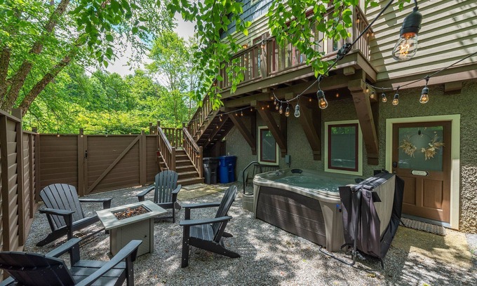 Black Mountain House | Cheshire Cottage | Pet Friendly, Hot Tub & 5-Minutes to Town!