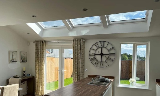 Crewe House | Cheshire East Detached 3Bedroom Central Home, Crewe
