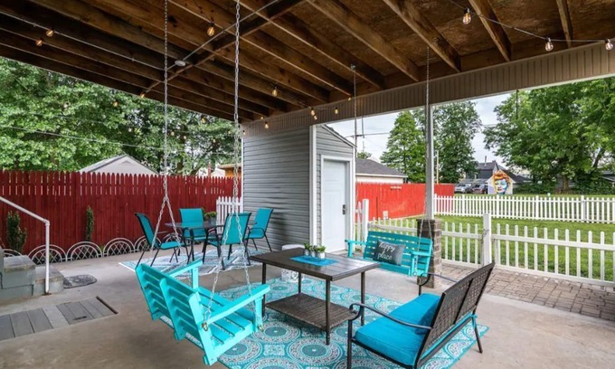 Louisville House | Chestnut Street Charmer-Walk to Louisville!