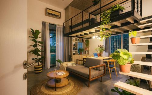 Lang Ha Apartment | Chewy Junior Place in Center-Green Balcony- FREE Airport Shuttle-Tours