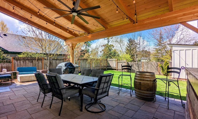 Newberg House | Chez Pinot Vino! A Great 3 bed/2.5 bath Family Home - Pet Friendly