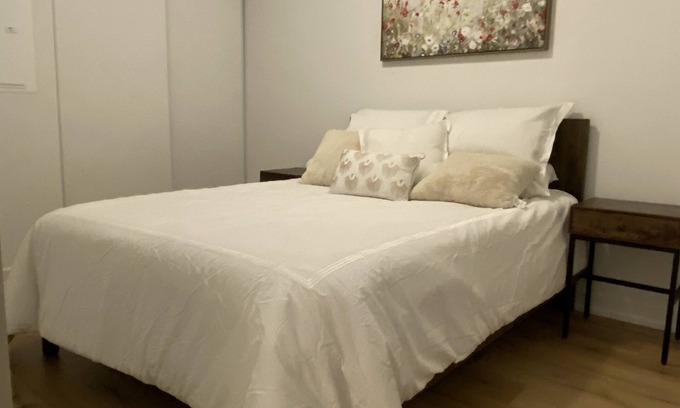 The Queensway Apartment | Chic 1-Bedroom Apartment for Short-Term Rental in Etobicoke! NEW!