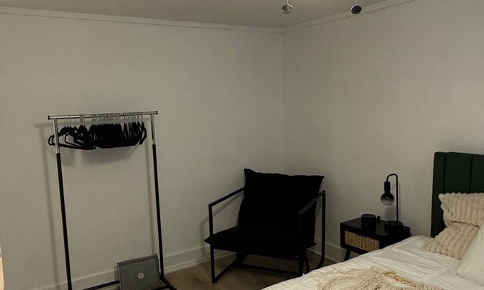West Dallas Apartment | Chic 1-bedroom apartment with AC, WiFi in fabulous Dallas